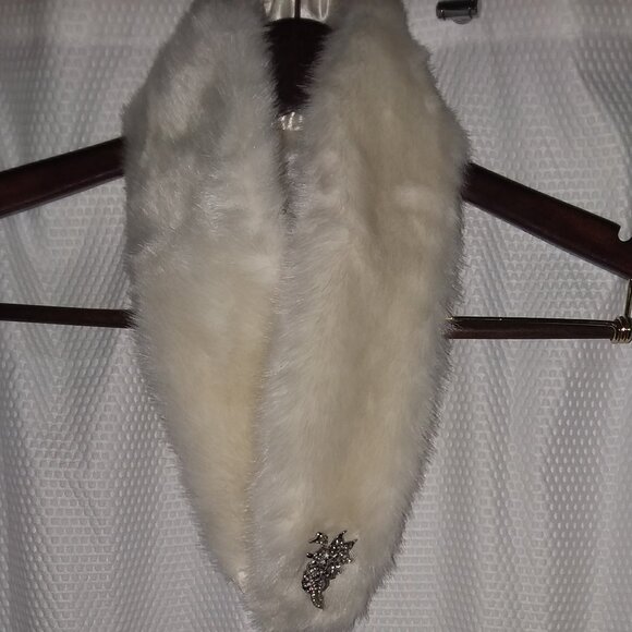 Vintage Inspired Faux Mink Collar with Brooch - Picture 2 of 4